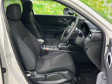 運転席と助手席は落ち着いた色合いでまとめられ、ゆったりと腰掛けられる空間です。前方の視界も広く、乗り降りの際に室内全体を見渡しやすい、すっきりとした印象の前席です。