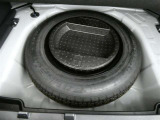 【応急用タイヤ】・・・万一のときにも安心な応急用タイヤはしっかり備わっております。中古車選びにはこういうチェックもお忘れずに。