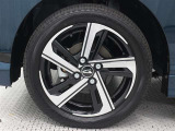 15インチアルミホイール(切削)が装着されています。タイヤサイズ165/55R15