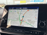 地図上に現在地や周辺の道路が表示され、画面下のボタンから各種メニューにもアクセスできます。行き先の確認やオーディオ操作をまとめて行えるため、日常の移動を快適にサポートします。