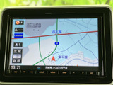 画面には周辺道路や現在地が表示され、道順を確認しながら目的地への移動をサポートします。下部には各種操作ボタンが並び、日常の移動時にも使いやすい装備です。