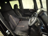 座面も厚みがあり背もたれも高く、広い足元にゆったり座れるシートです。運転席と助手席の間が空いている為、助手席側への移動がスムーズです。交通量の多い道でも助手席側から乗り降りができます。