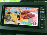 テレビ番組を画面で楽しめる装備を搭載。停車中の待ち時間や休憩時に映像を視聴でき、車内で過ごす時間を便利に彩ります。画面から内容を確認しやすいのも魅力です。