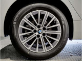 ドライバー中心に設計されたBMWのコクピットはナビゲーションシステムもドライバーーが見やすい角度に調整されております。