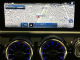美しいグラフィックによる地図表示、ETC2.0対応VICSの広域渋滞情報を考慮したルート案内が可能。高精細ワイドディスプレイの美しい地図表示。更に、ITSスポットやVICSサービスで、より正確な渋滞情報が確認可能。