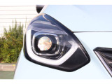 LEDヘッドライト明るく遠くまで照らすLEDを採用。スイッチははじめから「AUTO」に設定され、エンジンをかけると作動します。ヘッドライトの点け忘れ、消し忘れの心配がありません。