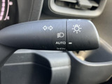レバーには各種操作を示す表示がまとまり、運転席から目に入りやすい配置です。表示を確認しながら扱えるため、日常の運転時にも必要な操作をスムーズに行えます。