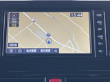道路や周辺の地名が画面上に表示され、現在地や目的地までの道のりを確認できます。目的地設定や地点登録などの項目もあり、お出かけ先を探す際に活用いただけます。