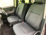前席は背もたれと座面にゆとりを感じる形状で、運転席から助手席まで見渡しやすい配置です。落ち着いた色合いのシートが、車内にまとまりをもたらします。