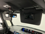 【サンバイザー】車内で身だしなみを整えるためのバニティミラーがセット。お化粧直しや髪型のチェックに活用できます。