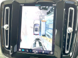 【360&deg;ビューカメラ】4台の高解像度カメラで360度の鳥瞰図を表示。隣の車や壁、死角にある障害物などを画面で確認できるため、狭いスペースでの駐車・出入りも安心です。