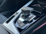Audiのシフトレバーは、高級感と先進技術を反映したデザインが特徴です。オートマチックトランスミッションやデュアルクラッチトランスミッション(Sトロニック)を採用しております。