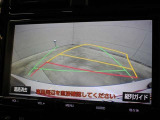 車庫入れや縦列駐車などの際に、後退操作の参考になるガイドラインをモニター画面に表示します。