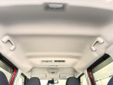飲み物や食べ物を気軽に置けるテーブルを、運転席と助手席の背もたれにご用意。車内の休憩も快適です!