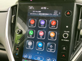 画面にはテレビやラジオ、メディア、電話などの項目が並び、目的に合わせて選びやすい構成です。タッチ画面と周囲のボタン類で操作内容を確認しやすく、日々の移動に便利です。