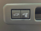 【パワーバックドア】スマートキーや運転席のボタンを押すだけでリアゲートが自動で開閉します!荷物を持っている時や、高い位置にあるバックドアを閉める際に便利な機能です♪