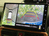 車両周辺と後方の映像を画面で確認でき、駐車時の周囲確認をサポートします。ガイド線も表示されるため、駐車位置を把握しやすく、日常の駐車をより安心して行えます。