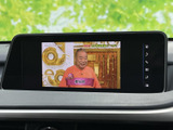 テレビ番組を画面に表示でき、停車中に映像を視聴したい場面で活用できます。画面がダッシュボード上部に配置され、停車時にも見やすい位置です。