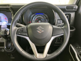 手元にはオーディオや車両設定に関わるスイッチがまとまり、運転姿勢を大きく変えずに操作しやすい配置です。メーターの視認性にも配慮された運転席まわりです。
