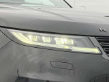 【ピクセルLEDヘッドライト】先進的な照明技術を用いたヘッドライトです。前方に車両や歩行者を検知すると、自動でロービームに切り替えるオートハイビームアシスト機能を備えています。
