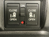 【両側パワースライドドア】両側がパワースライドドアになっており、運転席のスイッチやスマートキーでも開閉が可能です!開口部も広いので乗り降りも楽々♪
