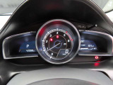 CX-3のメーター部です。華美な装飾を避け、必要な情報を瞬時に読み取れる様にデザイン・配置されています。