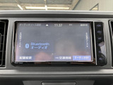 音源選択画面からBluetoothオーディオなどを選べる構成で、画面上の案内も見やすく整理されています。普段お使いの音楽を車内で楽しみたい方にうれしい装備です。