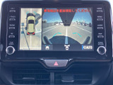 後方の映像に加えて車両周辺の表示も確認でき、駐車スペースへの進入時に役立つ画面です。ガイド表示を目安にしながら後方を確認でき、日常の駐車や切り返しをサポートします。