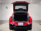 【トランクルーム】十分な容量を確保したトランクルーム。環境へ配慮したスペアタイヤ非搭載のBMW。その分、トランクスペースを有効活用できる様にしてあります。