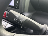ワイパーに関する表示がレバーにまとまり、操作位置を確認しやすい設計です。雨の日など天候が変わる場面でも、必要な機能を把握しながら運転にお役立ていただけます。