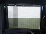 ◆スクリーンサンシェード◆リアドアに装備されています。日差しを和らげ、プライバシーの保護にも役立ちます。後部座席にお子様を乗車させるときも、ゆっくりお昼寝できます♪