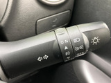 方向指示の表示に加え、ライト類の操作表示もレバーにまとまっています。マークを見て役割を把握しやすく、周囲の状況に応じた合図や灯火の切り替えに役立ちます。