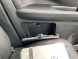 ドアポケット装備(車検証ブック入れ)