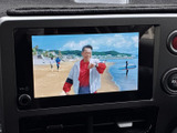 画面でテレビ番組を視聴できる装備です。停車中の待ち時間に映像を楽しめるため、出先での休憩時にも活用できます。見やすい画面表示で、車内で過ごす時間の楽しみを広げてくれます。