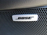 BOSEサウンドシステムを搭載。「良い音を出す」ではなく、その車種のごとに特徴を計算(車種専用設計)し、「反響音」を作り出すことによってどの座席でも自分中心で音が聴こえ、「心地よい空間」を作り出します。