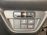 Hondaセンシング用の、VSA(ABS+TCS+横滑り抑制)解除スイッチなどはハンドルの右側に装備しています。その上にETC2.0がついています。高速道路の料金所の通過も楽々です。