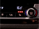 【シートヒーター】寒い冬場でもすぐさまシートを温めることが可能で御座います。座面背面共に暖かくなりますので、エンジンが温まるまで、寒い思いをすることも御座いません。