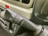 表示がレバー上にまとまり、運転席から目に入りやすい配置です。天候や視界の状況に合わせて扱う装備として、雨の日などの運転時に前方確認をサポートしてくれます。