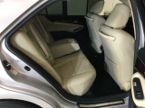 乗る人みんなが気持よく過ごせるように、席の広さにこだわりました。ひざ周り、そして頭上にも、ゆとりをしっかりとることで、開放感を高め、ゆったりくつろげます。
