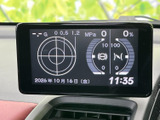 中央の画面には車両情報を示すグラフィックが表示され、数値や目盛りをまとめて確認できます。運転中にも視線を大きく外さずに見やすい位置に備わっています。