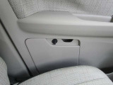 助手席横には車検証入れ収納ボックスが有ります。