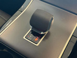 【ガングリップ式シフトレバー】クリケットのボールをイメージしたシフトレバーが採用されています。