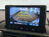 リバースギアに入れるだけで後方の表示へ切り替わります。夜間や雨の日の駐車も楽になりますよ。