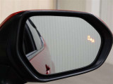 隣車線を走る車両をレーダーで検知し、ドアミラーでは確認しにくい後側方エリアに存在する車両に加え、急接近してくる車両も検知します。車両を検知するとドアミラーに搭載されたLEDインジケーターが点灯します。