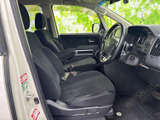 前席は視界が広く、運転席と助手席がゆったり並ぶ落ち着いた空間です。座面と背もたれには落ち着いた色合いを採用し、乗り降りしやすい開口部から室内の様子も確認しやすくなっています。