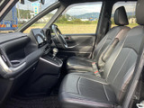 前席まわりは運転席と助手席が見渡しやすく、座った際の視界もすっきりしています。シートは身体を支える形状で、落ち着いた色合いの車内とともに、通勤や日常のお出かけを心地よくサポートします。