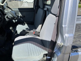 前席は明るい色合いでまとめられ、運転席から助手席まで見渡しやすい印象です。座面と背もたれに柄が入り、仕事の移動から日常の用事まで過ごしやすい空間です。