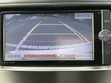 後方の様子を画面で確認でき、駐車時の後退をサポートします。目安となるガイド線も表示されるため、車両周辺を目視で確かめながら位置を調整する際に役立ちます。