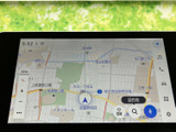 地図上で現在地や周辺の道路を確認でき、目的地までの道筋を把握する際に役立ちます。画面上の案内を見ながら行き先を設定でき、初めての場所への移動もサポートします。