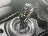 シフトレバーはマニュアルモード付きで、ドライバーの操作に応じて自由にギアチェンジ可能です。自動変速だけでなく、加速やコーナリングのタイミングも意のままにコントロールできます。